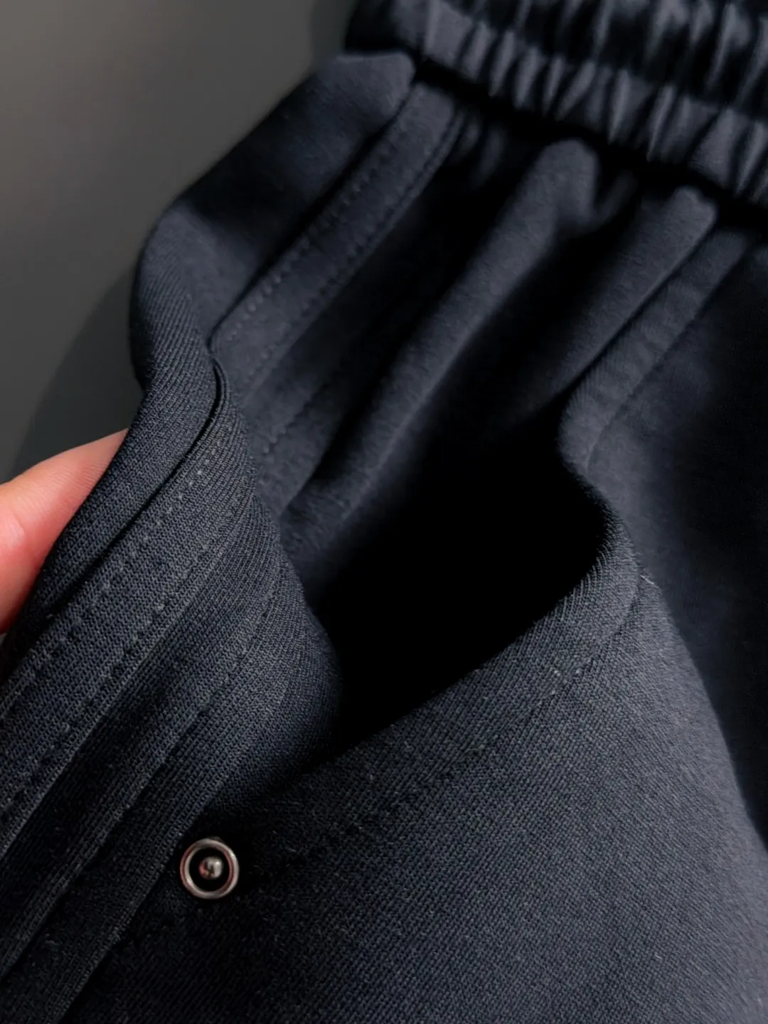 The next day we shipped the P195 Balenciaga High Quality New Arrival Elastic Casual Pants Fall/Winter 2026. The custom-made fabric at the counter has a high degree of comfort, impeccable details, and the design concept of the brand elements reflects high quality. The hand feels delicate and soft! Casual cuts and awesome upper body! Sizes: S-3XL